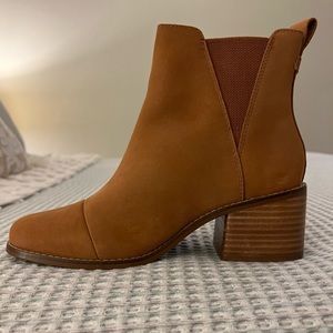 TOMS Chelsea Boots “Esme” in cognac
